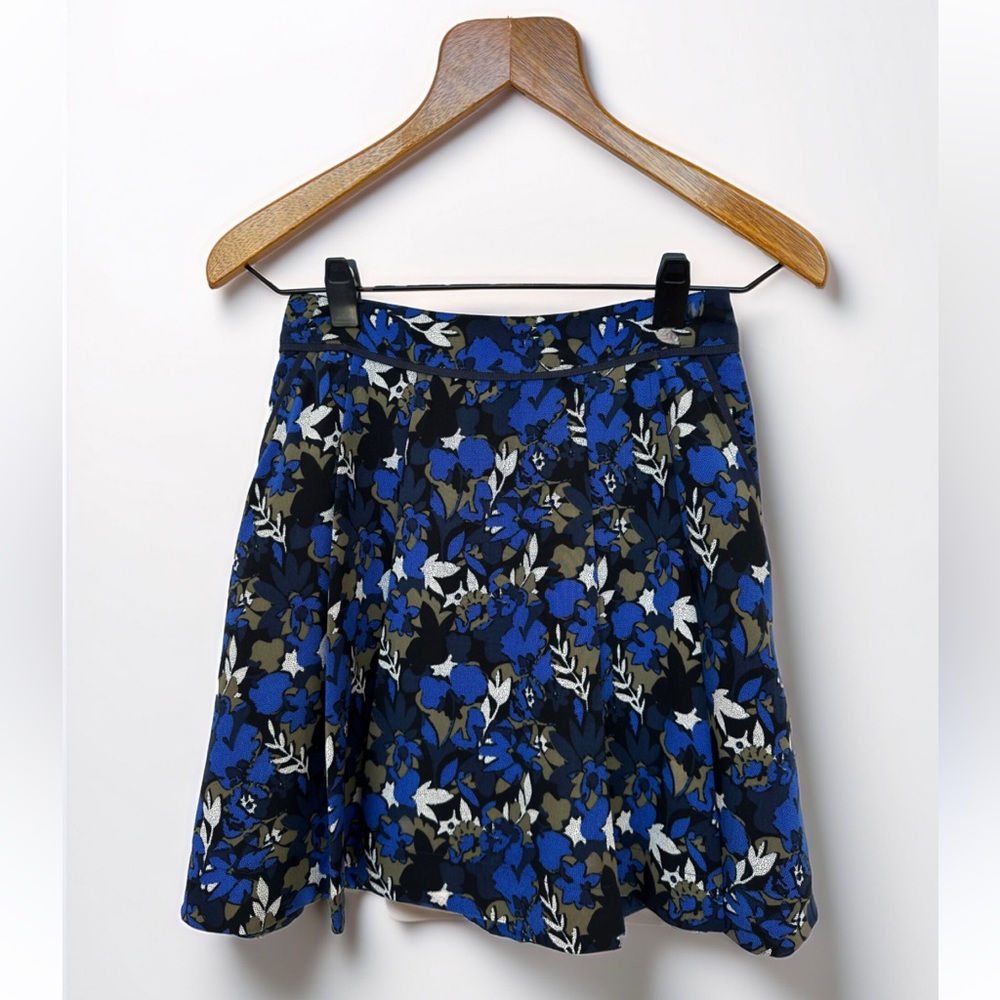 Tommy Hilfiger size 4 Blue and Black Floral Skirt with pockets